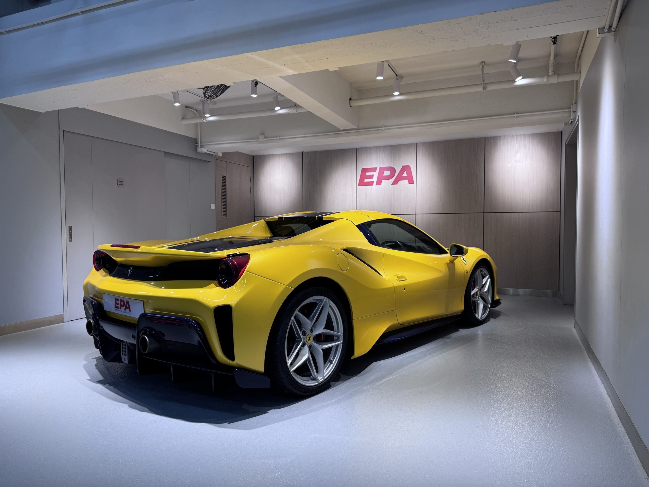 
								Ferrari 488 Pista Spider full									