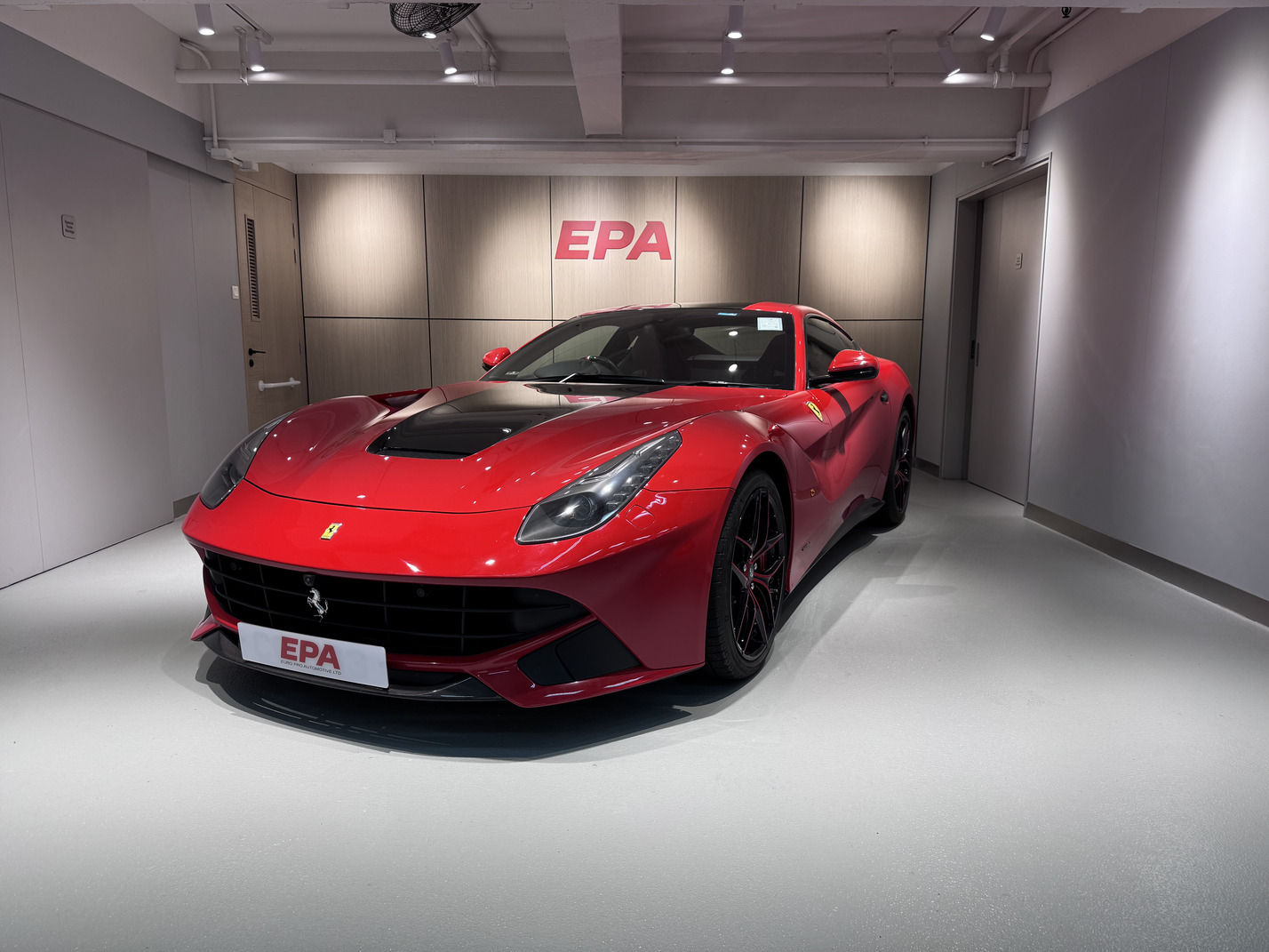 
								Ferrari F12berlinetta full									